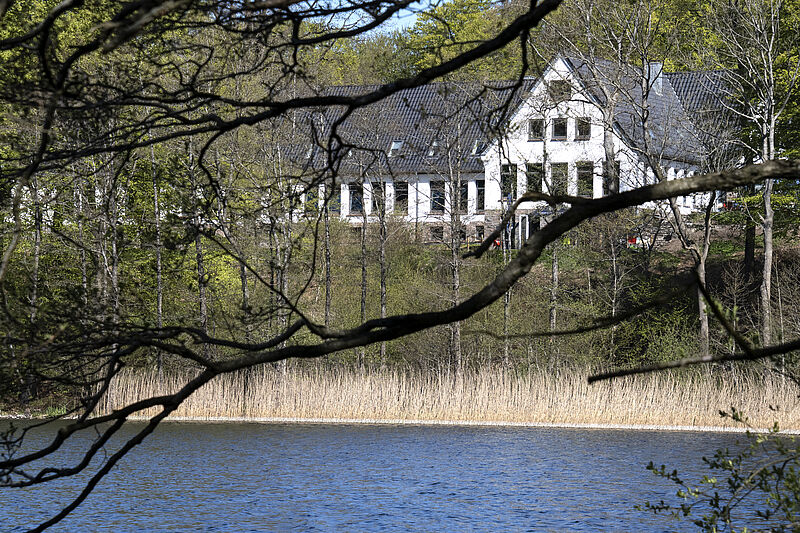 Blick vom See auf das Akademiezentrum Sankelmark.